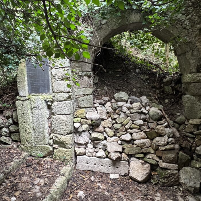 A small marker on this home reminds visitors of the families who emigrated, but haven’t forgotten their origins here in San Pietro Infine.